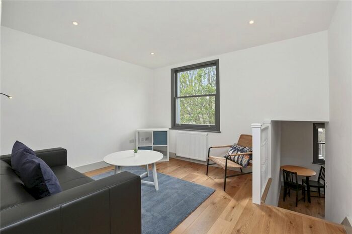 2 Bedroom Flat To Rent In Coverdale Road, London, W12