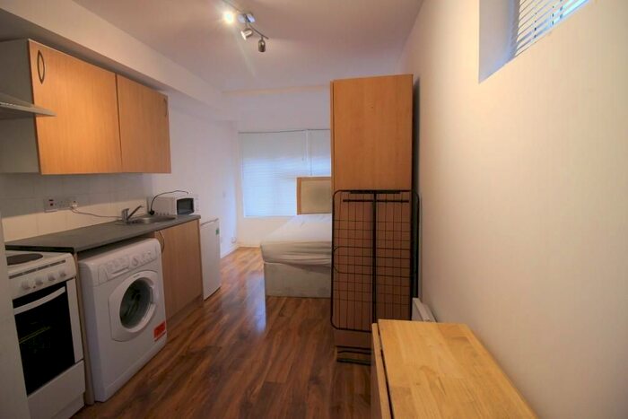 Studio To Rent In All Bills Included, High View Road, South Woodford, E18