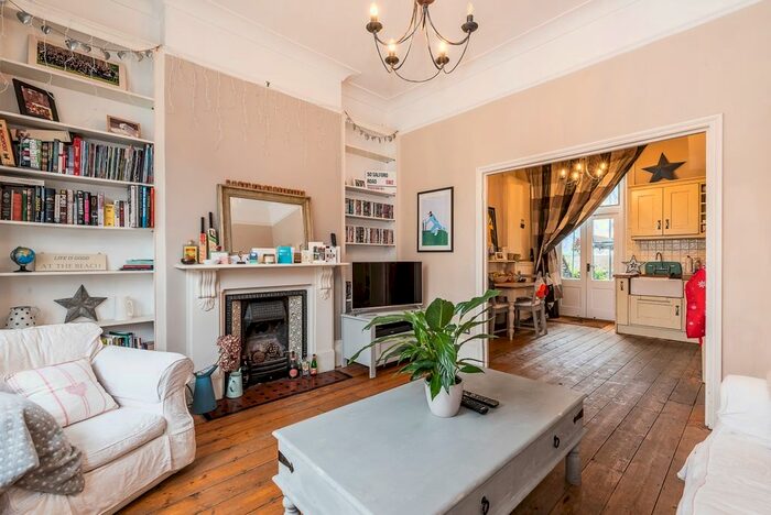 2 Bedroom Flat To Rent In Sandmere Road, London, SW4