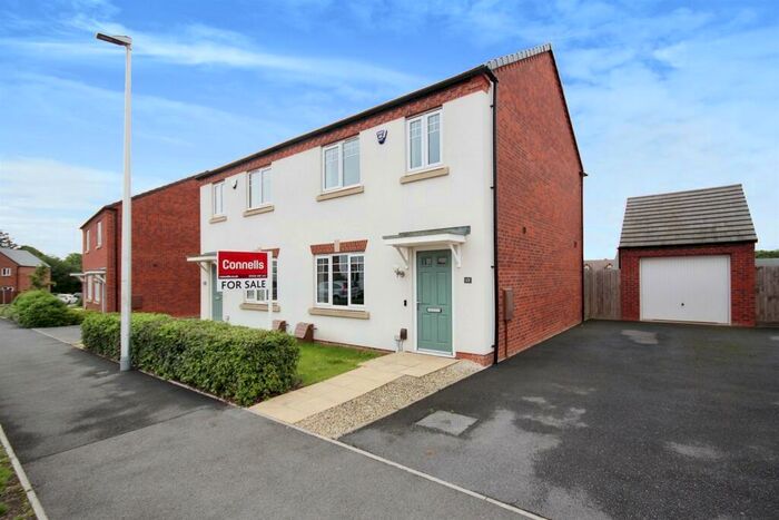 3 Bedroom Semi Detached House For Sale In Hopkins Road, Warwick, CV34