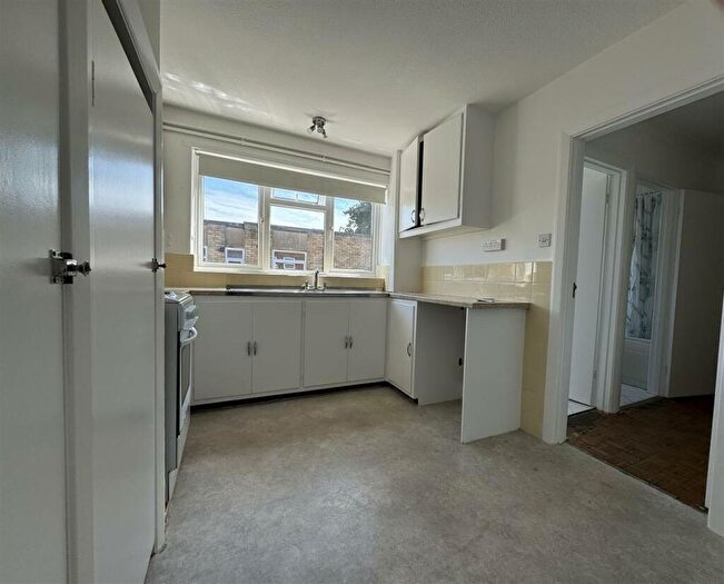 2 Bedroom Flat For Sale In Grand Avenue, Worthing, BN11