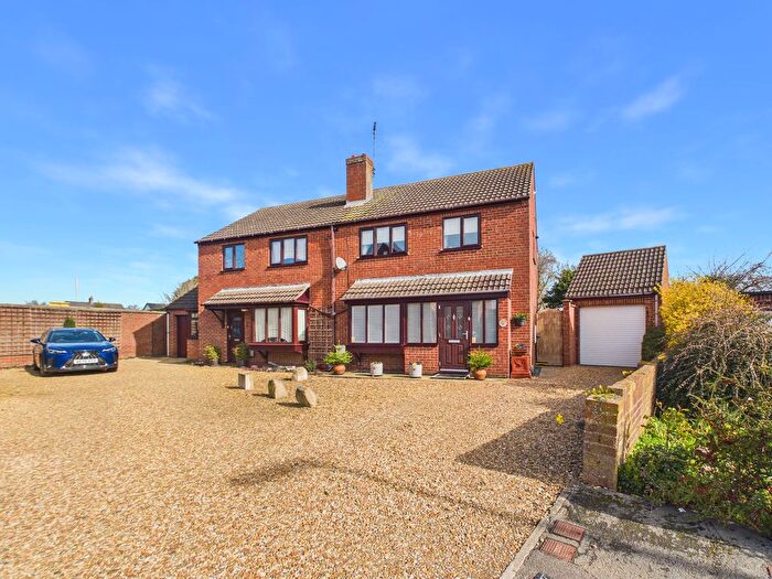 3 Bedroom Semi Detached House For Sale In Vixen Close, Yaxley, PE7