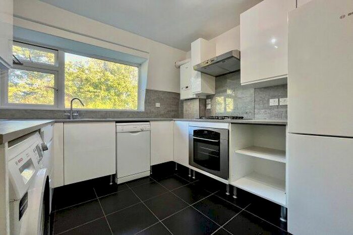 2 Bedroom Flat To Rent In Southend Road, Beckenham, BR3