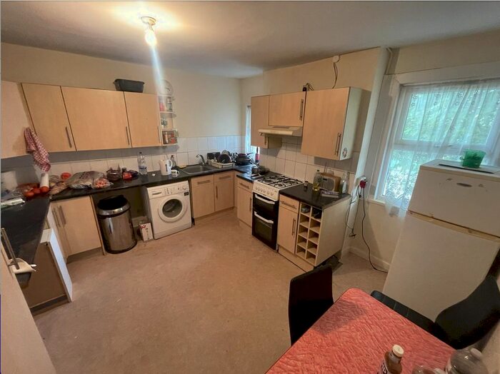 3 Bedroom Flat To Rent In Maple Road, Surbiton, KT6