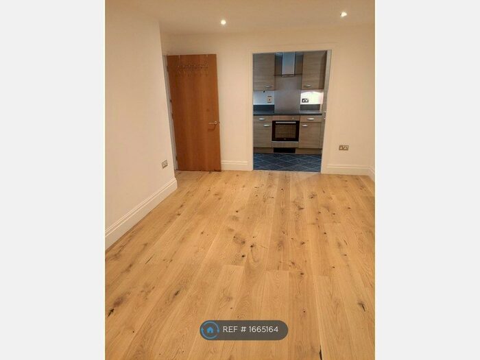 2 Bedroom Flat To Rent In Bramber House, Kingston Upon Thames, KT2