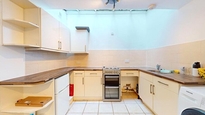 2 Bedroom Flat To Rent In Seagrave Road, London, SW6