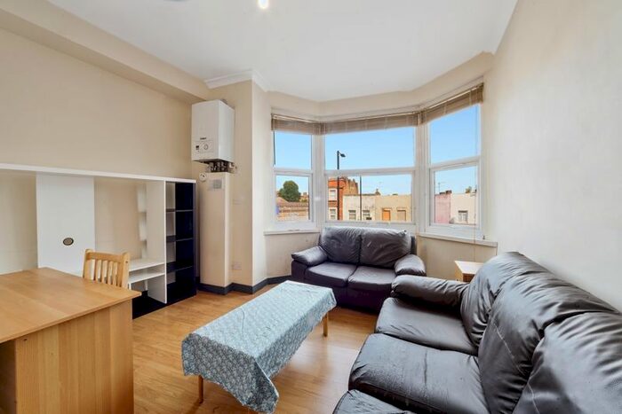 3 Bedroom Flat To Rent In Goldhawk Road, London, W12