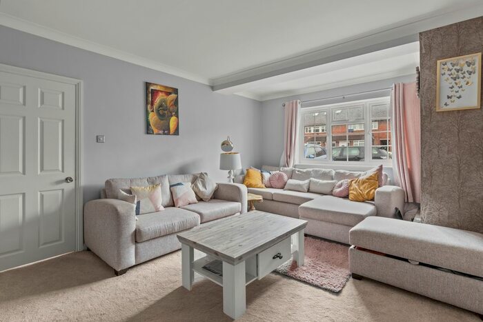 3 Bedroom End Of Terrace House To Rent In Fox Road, Slough, SL3