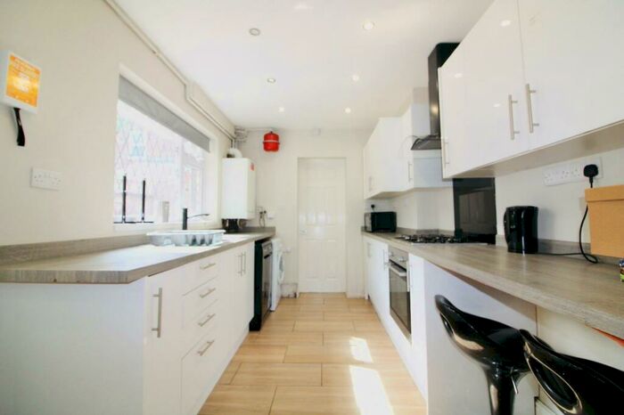 5 Bedroom House To Rent In Balfour Road, Nottingham, NG7