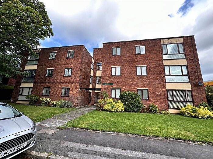 2 Bedroom Flat To Rent In Queens Court, Wavertree, Liverpool, L15