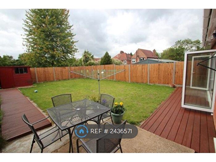 3 Bedroom Bungalow To Rent In Walford Road, Uxbridge, UB8