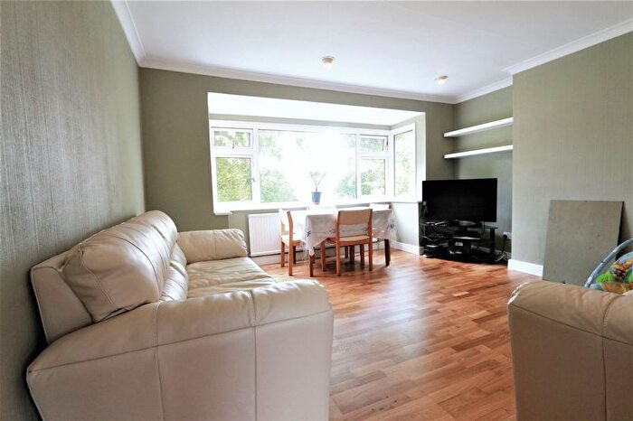 2 Bedroom Flat To Rent In The Glade, London, N21