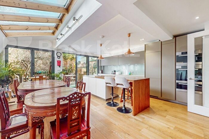 6 Bedroom Flat To Rent In Dalgarno Gardens, North Kensington, W10