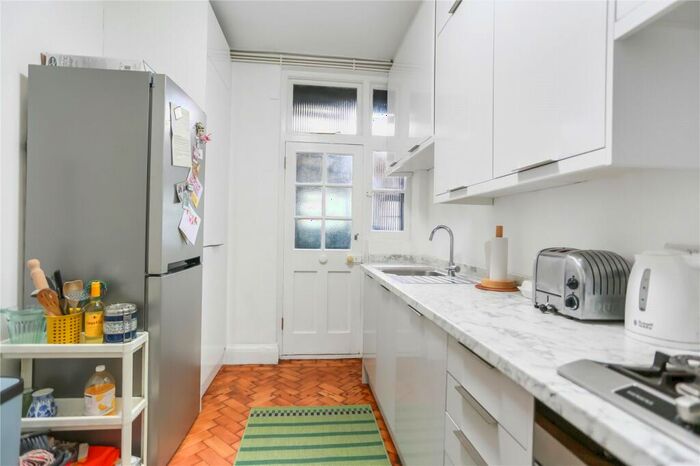 2 Bedroom Flat For Sale In Rochester Close, Rochester Gardens, Hove, BN3
