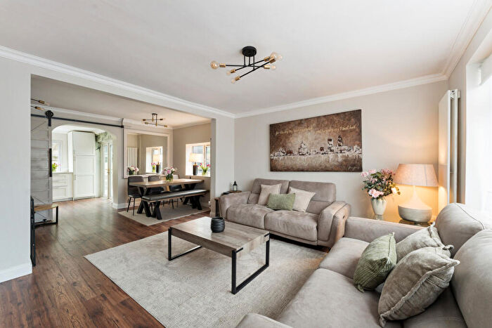 3 Bedroom End Of Terrace House For Sale In Ashbourne Road, Romford, RM3