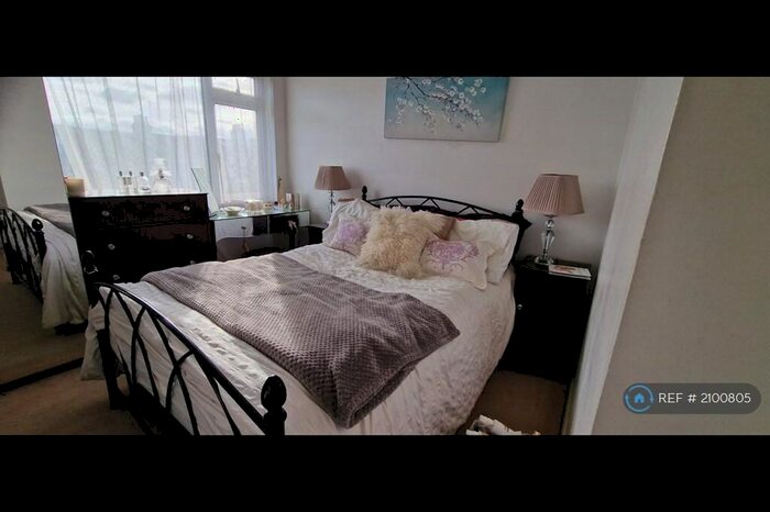 2 Bedroom Flat To Rent In Hainault Road, London, E11