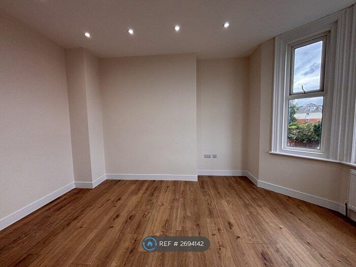 2 Bedroom Flat To Rent In Holdenhurst Road, Bournemouth, BH8