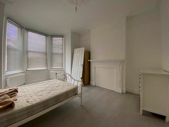 3 Bedroom Flat To Rent In Highlever Road, North Kensington, W10