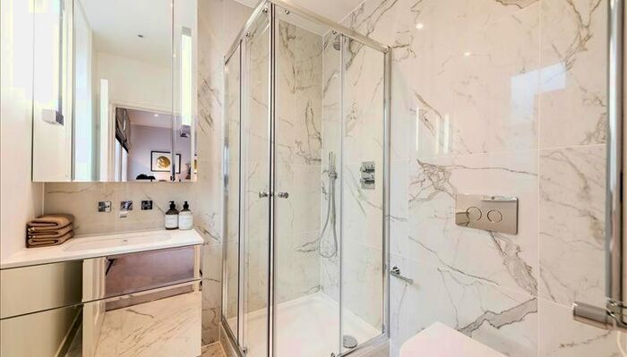 1 Bedroom Flat To Rent In Hamlet Gardens, Ravenscourt Park, London W6