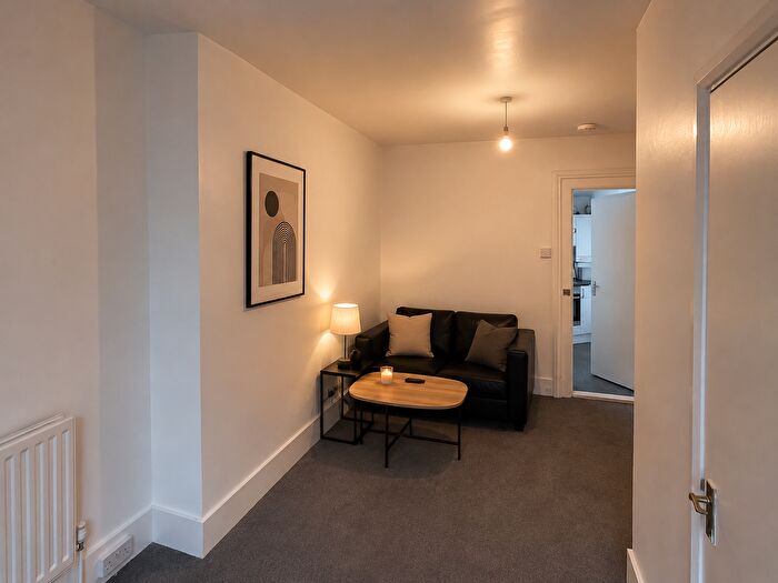 1 Bedroom Flat To Rent In Hannen Road, London, SE27