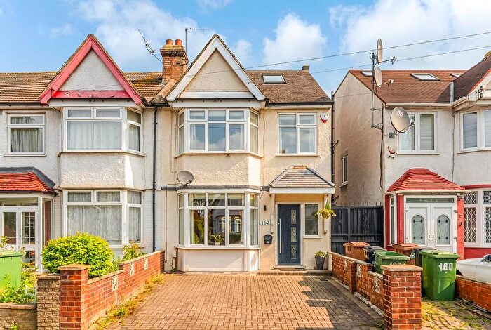 4 Bedroom End Of Terrace House For Sale In Hall Lane, Chingford, E4