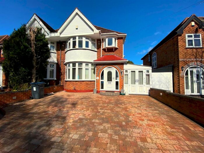 3 Bedroom Semi-Detached House To Rent In Stonor Road, Hall Green, Birmingham, B28