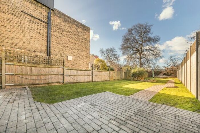 3 Bedroom End Of Terrace House To Rent In Aislibie Road, London, SE12