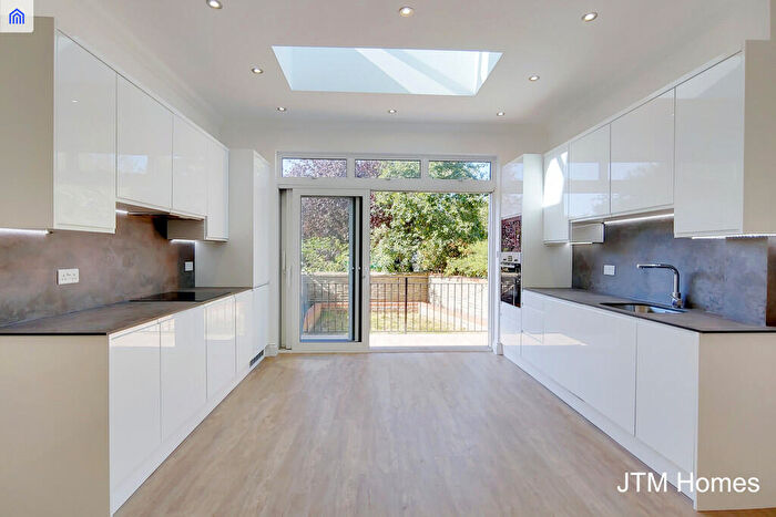 3 Bedroom Apartment To Rent In Hornsey Rise Gardens, London, N19