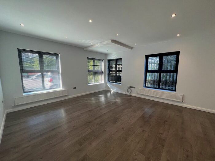 1 Bedroom Flat To Rent In The Lodge, Jubilee Gardens, Southall, UB1