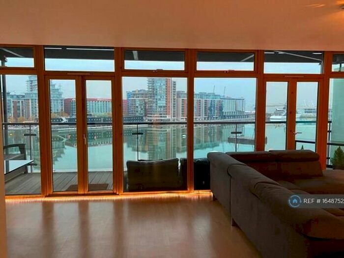 2 Bedroom Flat To Rent In Western Beach Apartments, Hanover Avenue, Royal Victoria Docks, Excel, London, E16