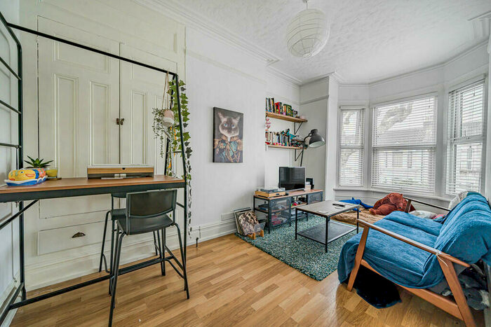 2 Bedroom Flat For Sale In Laburnum Grove, Portsmouth, Hampshire, PO2