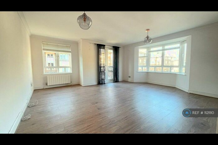 2 Bedroom Flat To Rent In Dee House, Kingston Upon Thames, KT2