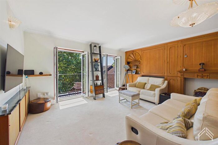 2 Bedroom Apartment For Sale In Mount Park Road, Harrow On The Hill, HA1