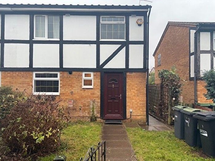 3 Bedroom Terraced House To Rent In Lesbury Close, Luton, LU2