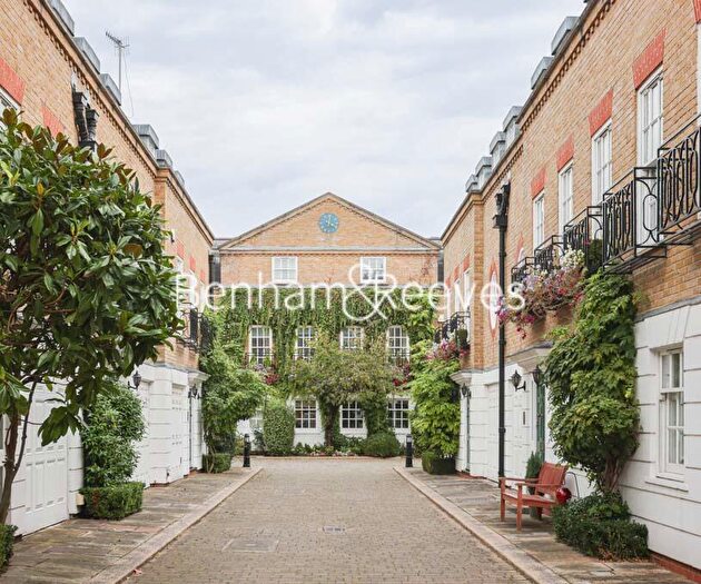 2 Bedroom Maisonette To Rent In Farrier Walk, London, SW10