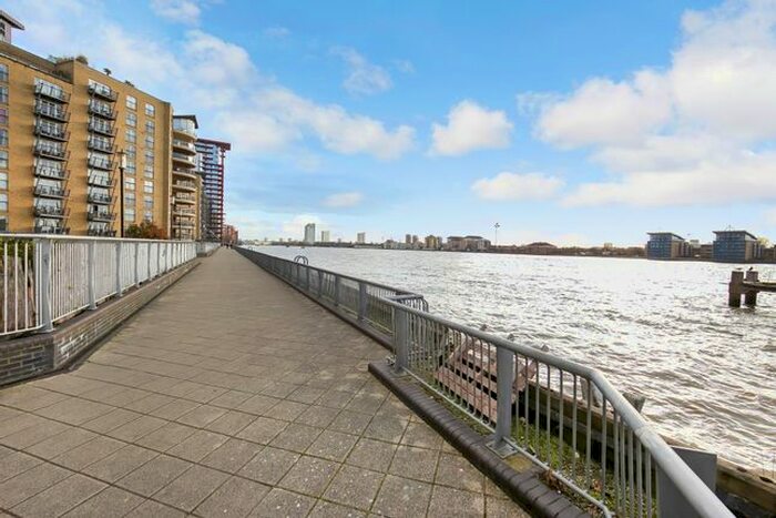 3 Bedroom Flat To Rent In Edison Building, Millennium Harbour, Canary Wharf, E14