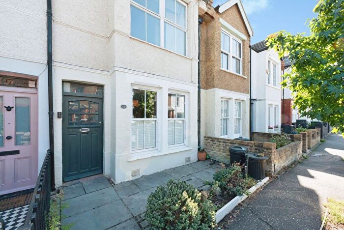 1 Bedroom Flat For Sale In Gould Road, Twickenham, TW2