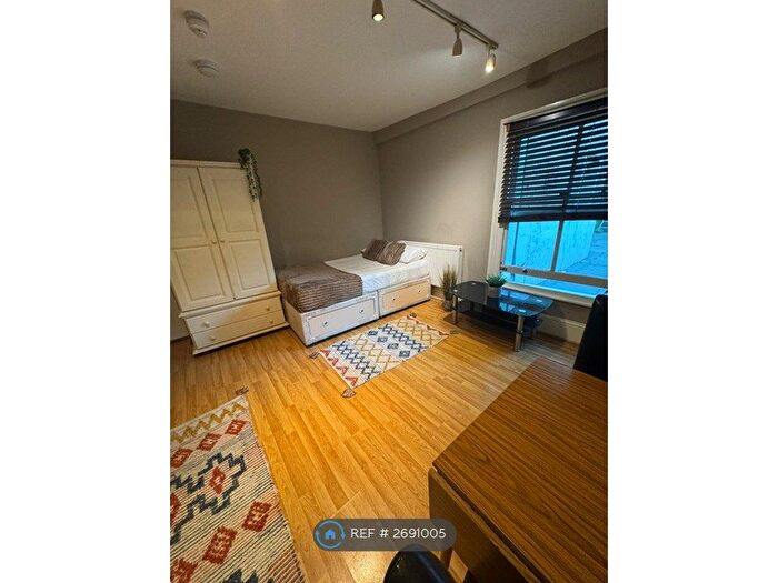 Studio To Rent In Bedford Hill, London, SW12