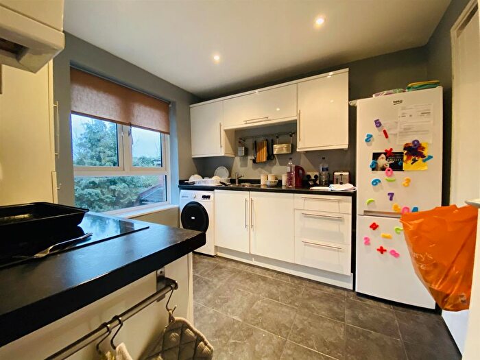 2 Bedroom Flat To Rent In Beechen Cliff Way, Isleworth, TW7