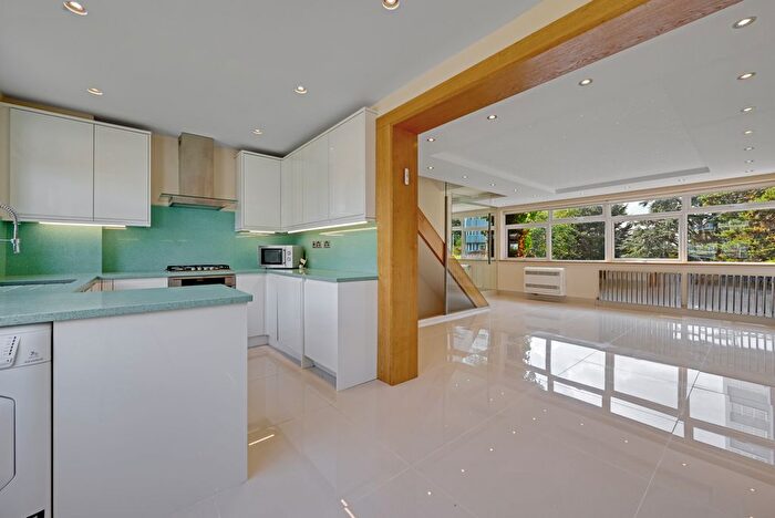 3 Bedroom Town House For Sale In Heronsforde, Ealing, W13