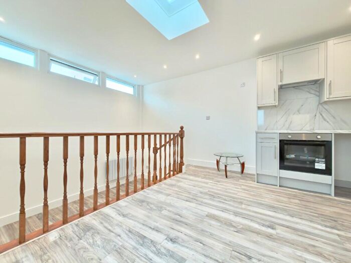 Studio To Rent In Finchley Road, London, NW11