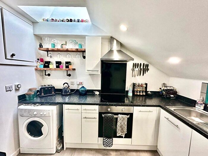 2 Bedroom Flat To Rent In Viaduct Road, Leeds, Burley, LS4