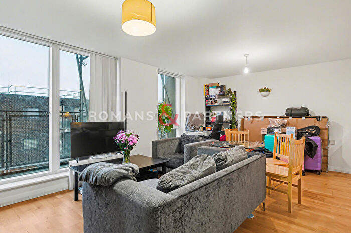 2 Bedroom Apartment To Rent In Hallmark Court, Limehouse, E14