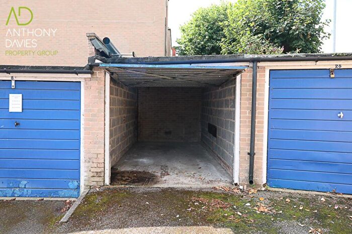 Garage / Parking To Rent In Garage - Brickendon Court, Hoddesdon, EN11
