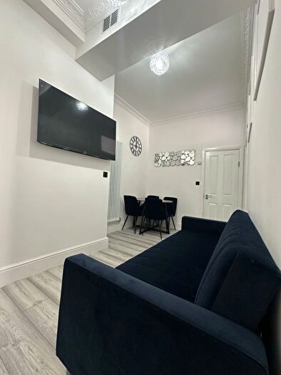 2 Bedroom Flat To Rent In Longbridge Road, Earls Court, SW5
