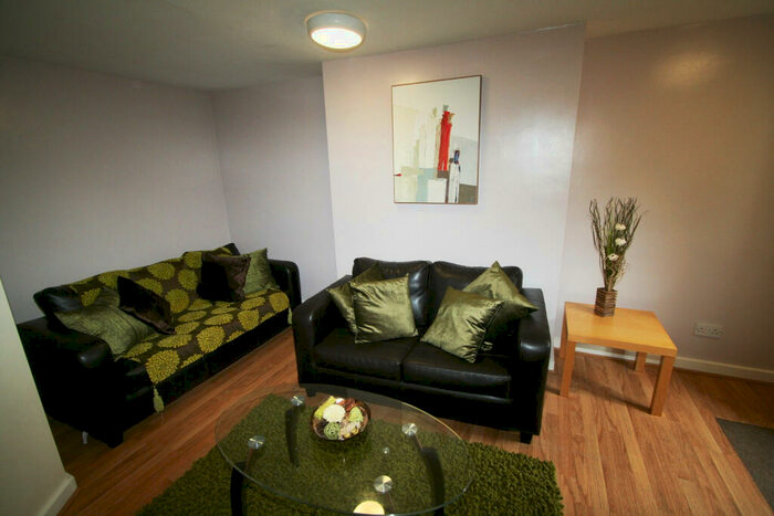 3 Bedroom Flat To Rent In Hyde Park Terrace, Leeds, LS6