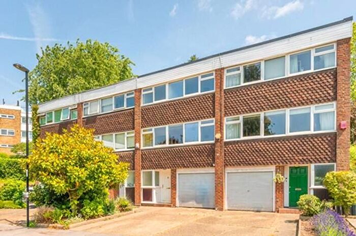 4 Bedroom Town House To Rent In Chichele Gardens, Croydon, CR0