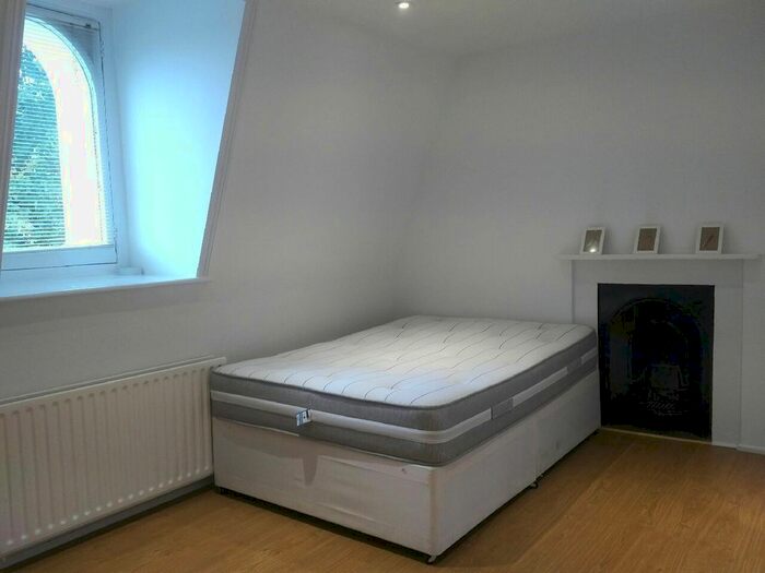 Studio To Rent In Pembridge Square, London, W2