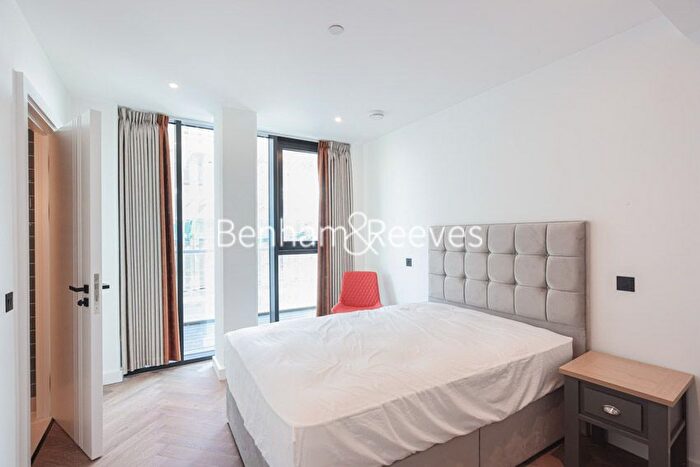 3 Bedroom Flat To Rent In Merino Gardens, London, E1W