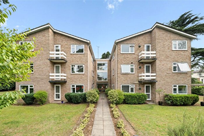 2 Bedroom Flat For Sale In Coniston Court, Weybridge, Surrey, KT13